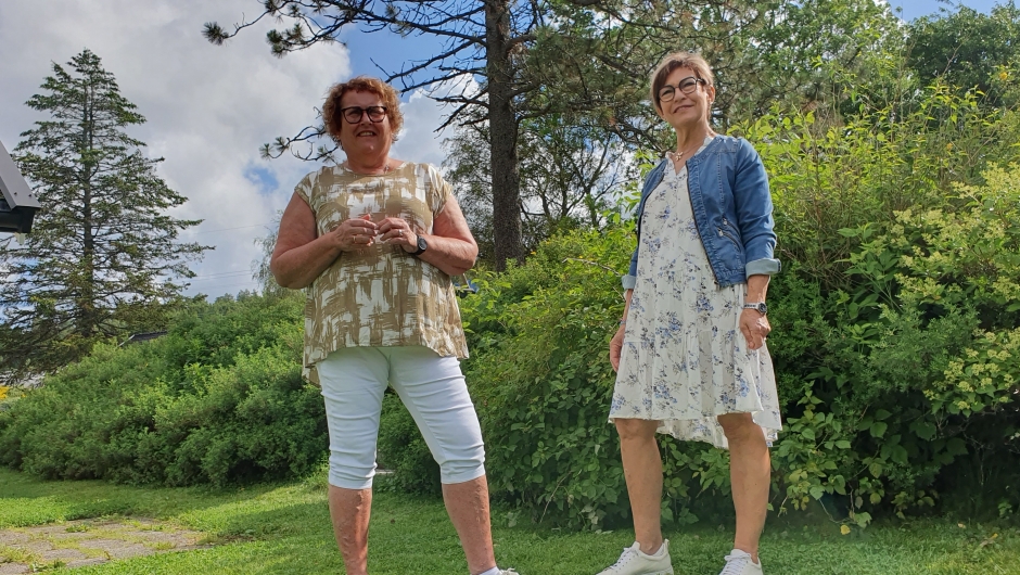 Landbruks- og matminister Olaug V. Bollestad og bygdekvinneleder Jorun Henriksen i byggåkeren på Hauer gård 7. juni 2021.