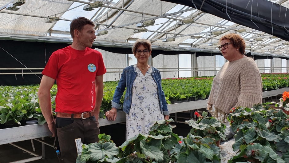 Landbruks- og matminister Olaug V. Bollestad, bygdekvinneleder Jorun Henriksen og bonden Erling Henriksen i gartneriet på Hauer gård 7. juni 2021.