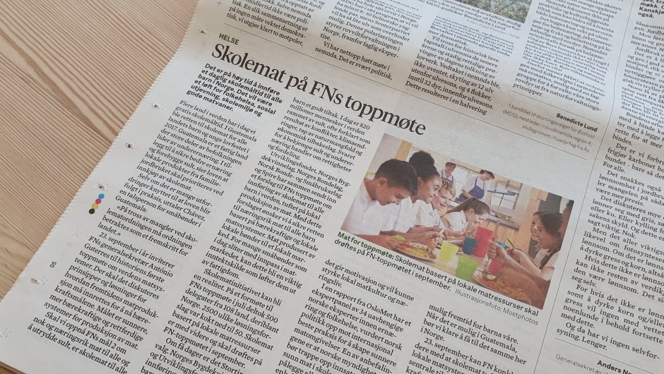 23. september i år kan FN konkludere med at skolemat tuftet på lokale matsystemer er et av flere sentrale tiltak for å nå bærekraftsmålene. Det er derfor viktig at norske myndigheter stiller seg bak forslaget, og at tiden nå er inne for å innføre en lovfestet rett til gratis skolemat for alle barn i Norge.  Kronikk (Nationen) av Jan Thomas Odegard, daglig leder i Utviklingsfondet og Cesilie Aurbakken, generalsekretær i Norges Bygdekvinnelag.