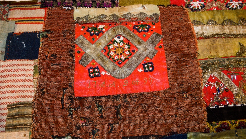 Den eldste daterte i samlinga. frå 1799. Foto: Mette Bleken. Den eldste daterte i samlinga. frå 1799. Foto: Mette Bleken.