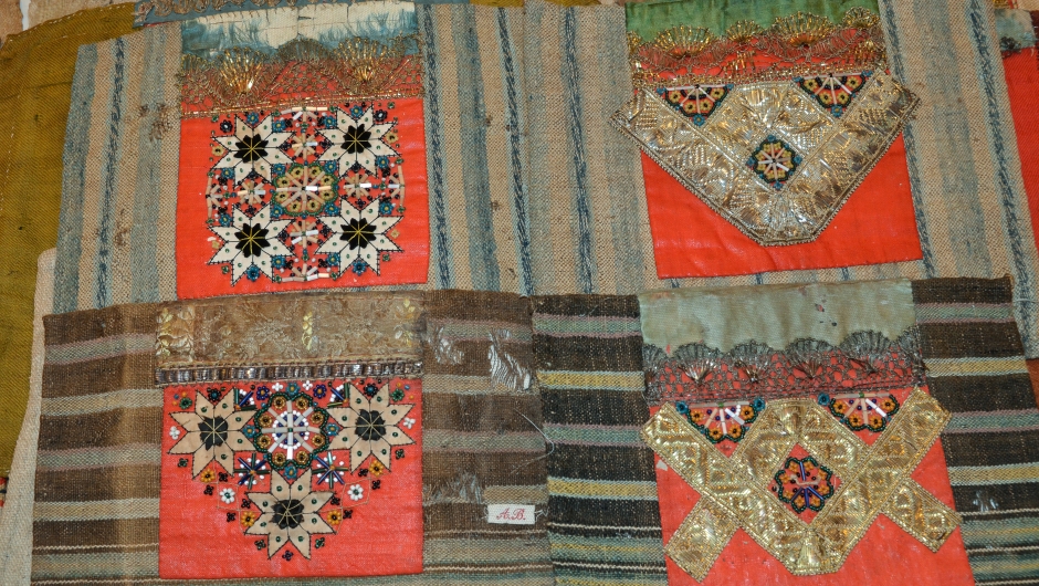 Holmajomfruene spesialiserte seg på applikerte bringklutar og perlemotiv. - og truleg også bringklutane med band og dei spesielle perlemotiva. Foto: Mette Bleken. Holmajomfruene spesialiserte seg på applikerte bringklutar og perlemotiv. - og truleg også bringklutane med band og dei spesielle perlemotiva. Foto: Mette Bleken.