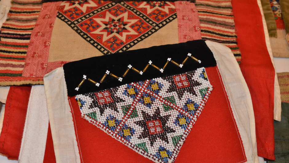 Mette Bleken har skrevet artikkel om utstillingen «1000 bringklutar» på Hardanger folkemuseum. Her er et eksempel på bringklut med åttebladrose - eller åttebladspira - en gjenganger i ulike teknikker. Foto: Mette Bleken. Mette Bleken har skrevet artikkel om utstillingen «1000 bringklutar» på Hardanger folkemuseum. Her er et eksempel på bringklut med åttebladrose - eller åttebladspira - en gjenganger i ulike teknikker. Foto: Mette Bleken.