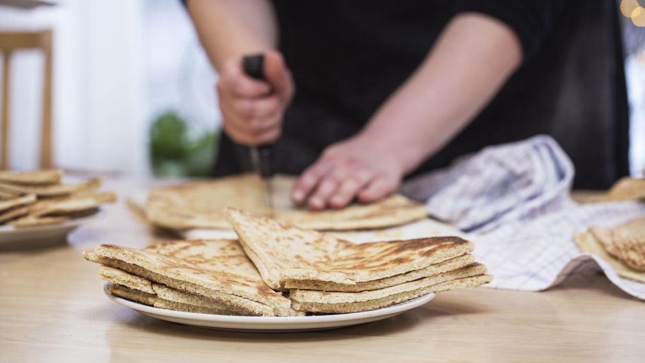 Lefsene som ble bakt var en tykk variant av Hardangerlefse. De smakte godt med smør, kanel og sukker på! Lefsene som ble bakt var en tykk variant av Hardangerlefse. De smakte godt med smør, kanel og sukker på!