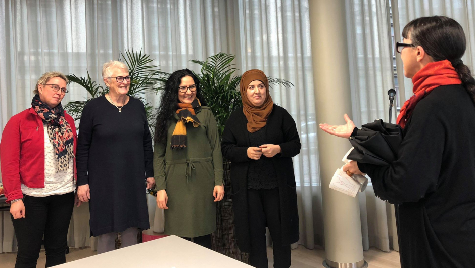 Inger Amb, Vera Tinnes Solaas, Farzaneh Aghalo og Anbreena Khan får gode ord og takk for flotte foredrag av vert Sosan Asgari Mollestad. Foto: Ellen Krageberg. Inger Amb, Vera Tinnes Solaas, Farzaneh Aghalo og Anbreena Khan får gode ord av vert Sosan Asgari Mollestad. Foto: Ellen Krageberg.