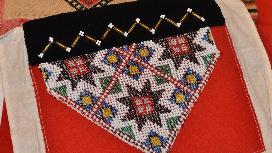 Åttebladrose - eller åttebladspira - er gjengangar i ulike teknikkar. Foto: Mette Bleken. Åttebladrose - eller åttebladspira - er gjengangar i ulike teknikkar. Foto: Mette Bleken.