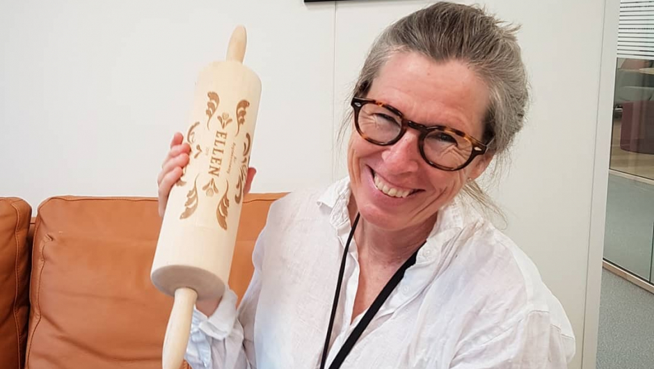 esilie Aurbakken er glad for å kunne vise fram den nye hedersbeviset til Norges Bygdekvinnelag