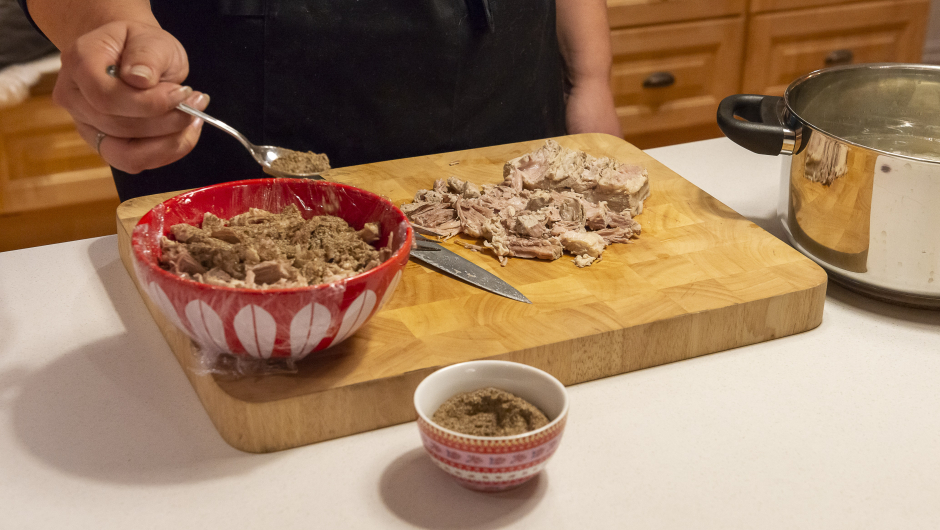 Yngvild Wennevold viser hvor enkelt det er å lage ribbesylte. Foto: Anders Henriksen. Yngvild Wennevold viser hvor enkelt det er å lage ribbesylte. Foto: Anders Henriksen.