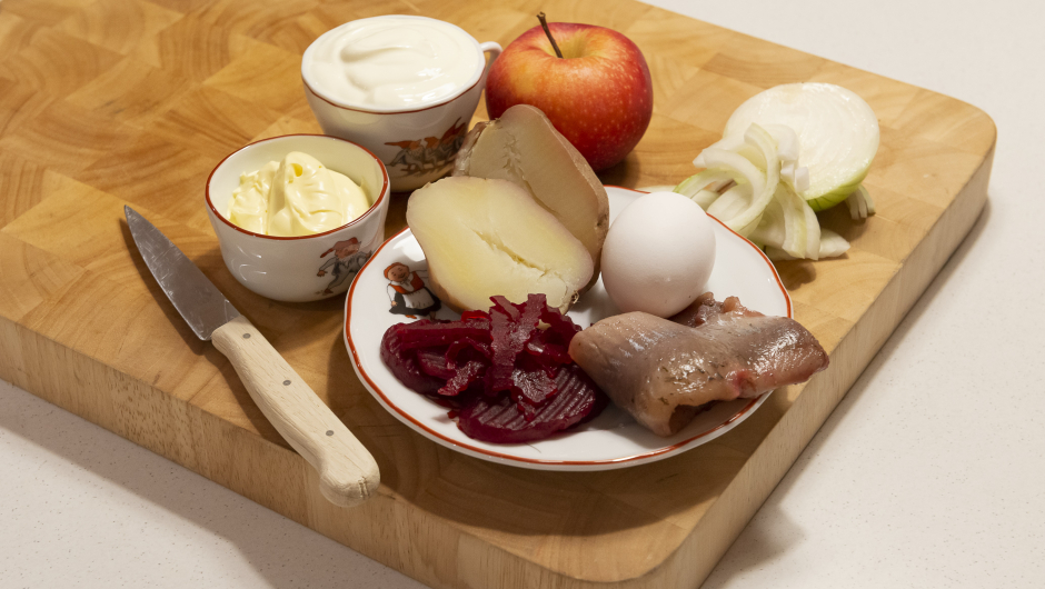 Eva Øvren har funnet fram ingrediensene som hun skal lage sildesalat av. Foto: Anders Henriksen. Eva Øvren har funnet fram ingrediensene som hun skal lage sildesalat av. Foto: Anders Henriksen.