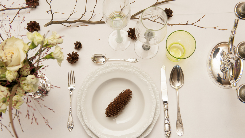 Med Barbros skikk og bruk-bøker og Anne Kas idé om å mikse nytt med gammelt, ble festbord og hverdagsbord dekket med forskjellige merker av sølvtøy. De grønne glassene har Anne Ka blåst i glasshytta si. Foto: Kamilla Weiglin.  Med Barbros skikk og bruk-bøker og Anne Kas idé om å mikse nytt med gammelt, ble festbord og hverdagsbord dekket med forskjellige merker av sølvtøy. De grønne glassene har Anne Ka blåst i glasshytta si. Foto: Kamilla Weiglin.