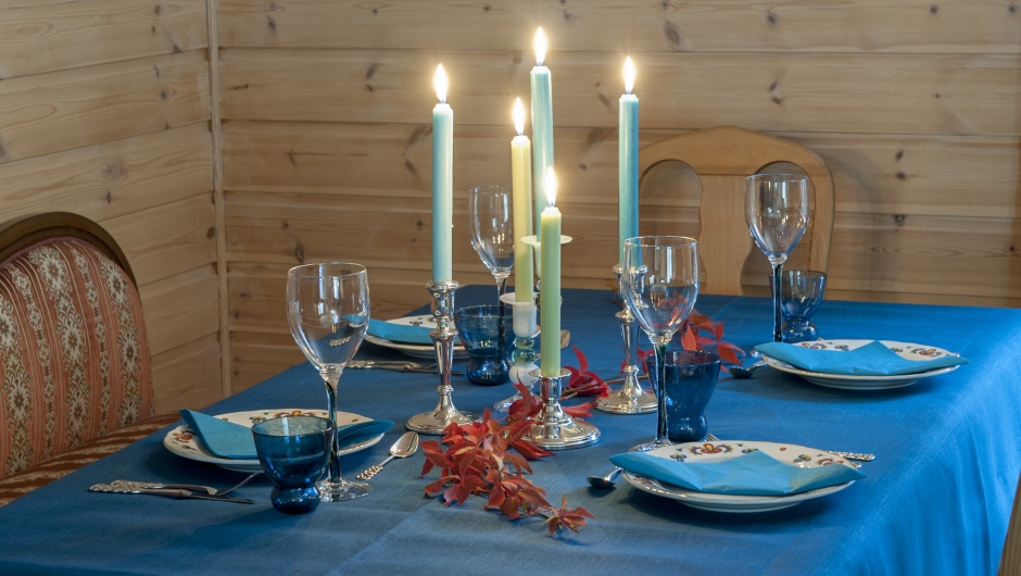 Hverdagsbordet: Til hverdagsbordet har Anne Ka og Barbro brukt en høstblå linduk. Villvin fra hagen er brukt som pynt på bordet. Foto: Kamilla Weiglin.