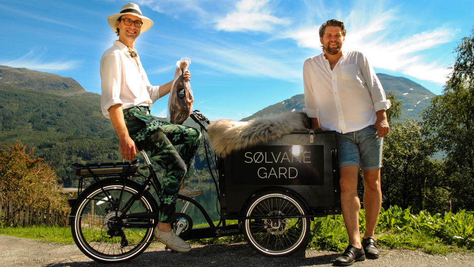 Torstein og Eivind kombinerar kjekjøt, turisme og kultur på Sølvane Gard i Kandal. Foto: Jens F. Anderssen. 