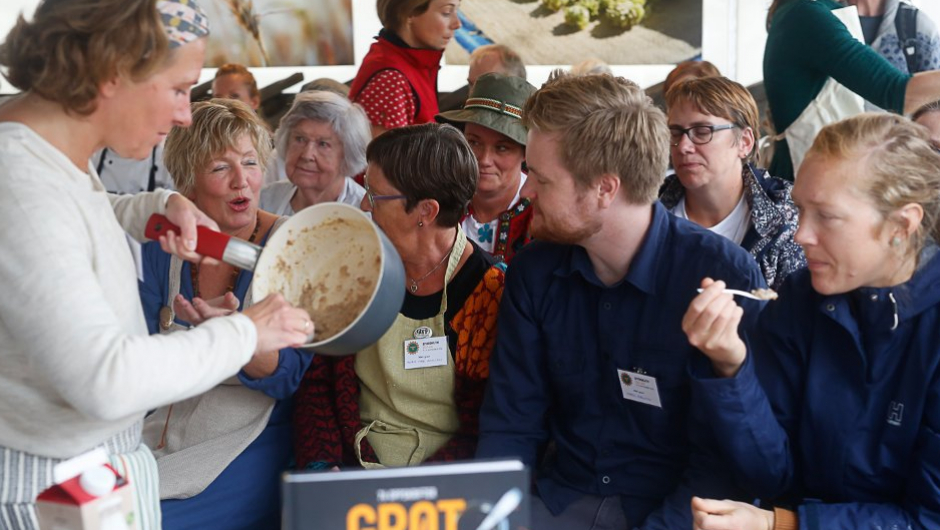 Eit skikkeleg frynsegode med smaksprøver for publikum.