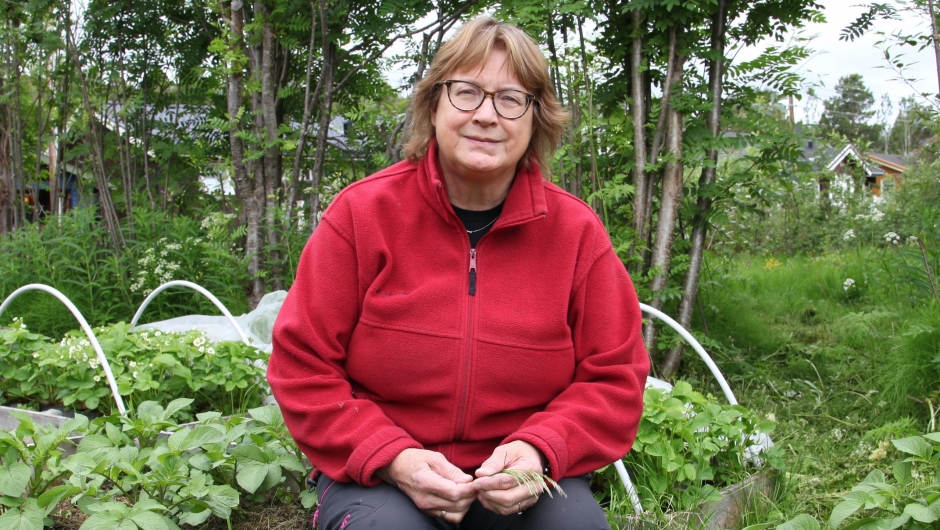 Åshild Karlstrøm Rundhaug (66) bor i  Alta og er lærer i grunnskolen. Hun har  vært politiker i mange år og vara på  Stortinget. I voksen alder tok hun  «Matkulturstudiet» på Høgskolen i  Nesna i Nordland. I dag har hun begynt  å skrive fortellinger for barn og kommer  med bok om den kvenske bakekulturen.  Hun er leder i Alta Kvenforening og  styremedlem i Norske Kveners Forbund. Foto:  Arne Hauge/Ruijan Kaiku.