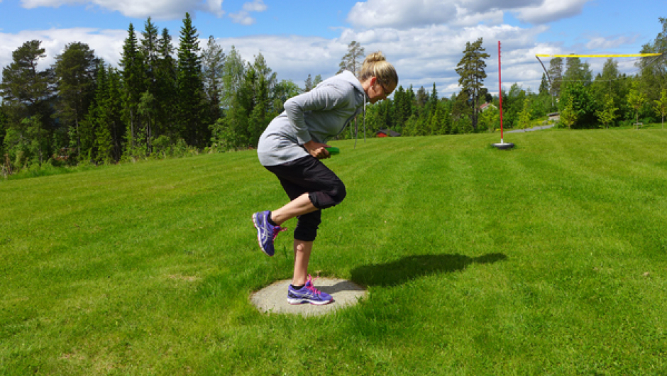 Rygg: Start med stå på en fot. Trekk navlen inn, stabiliser mage og rygg. Foto: May-Britt Sægrov.