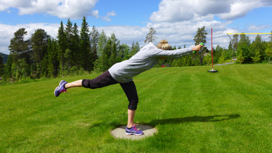 Rygg 2 av 2: Strekk så både armar og fot ut. Trek deg saman igjen og «gjer deg liten». 10 gonger på kvar fot x 2. Foto: May-Britt Sægrov. Rygg: Strekk så både armar og fot ut. Trek deg saman igjen og «gjer deg liten». 10 gonger på kvar fot x 2. Foto: May-Britt Sægrov.
