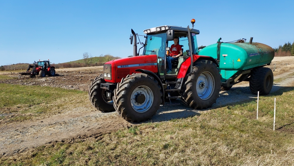 Anne i traktoren hjemme på gården i Time kommune. - Fra kommunens side høres det ut som det ikke finnes alternative områder, men det gjør det. Vern Kvernaland har pekt på et annet område i Rogaland som heter Gismarvik. Her ligger det ferdig en pukka tomt på 5000 mål fjellgrunn. Slike alternativer må vurderes, sier Anne Frøyland Grødem. Foto: Privat.