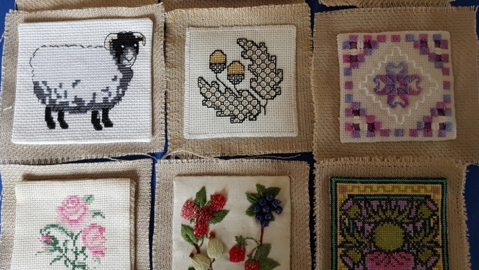 Små broderier 2017: I forbindelse med 100 års jubileet bidrar alle de 700 lokallagene med et lite broderi som skal settes sammen til et stort banner. Små broderier 2017: I forbindelse med 100 års jubileet bidrar alle de 700 lokallagene med et lite broderi som skal settes sammen til et stort banner.