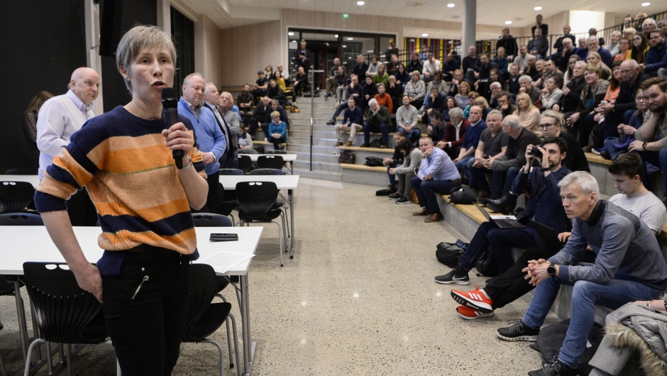 Folkemøte på Frøyland skule om utbyggingen av Kalberg. - Uten tvil, samlet står vi sterkere. Jeg og to andre kvinnelige bønder som også har sagt nei til utbygging, hadde aldri greid oss uten aksjonsgruppen Vern Kvernaland. - Vi er ikke hissige aktivister som bare sier nei, men er saklige og slår tilbake med fakta. Arbeidet er frivillig, uten betaling, og til tider kan det kreve mye av oss og gå utover familien og arbeidet på gården. Men vi hjelper hverandre, trekker veksler på hverandres kunnskap, og er flinke til å heie på hverandre. Denne gruppen betyr mye for meg personlig. Foto: Anders Minge, Stavanger Aftenblad.