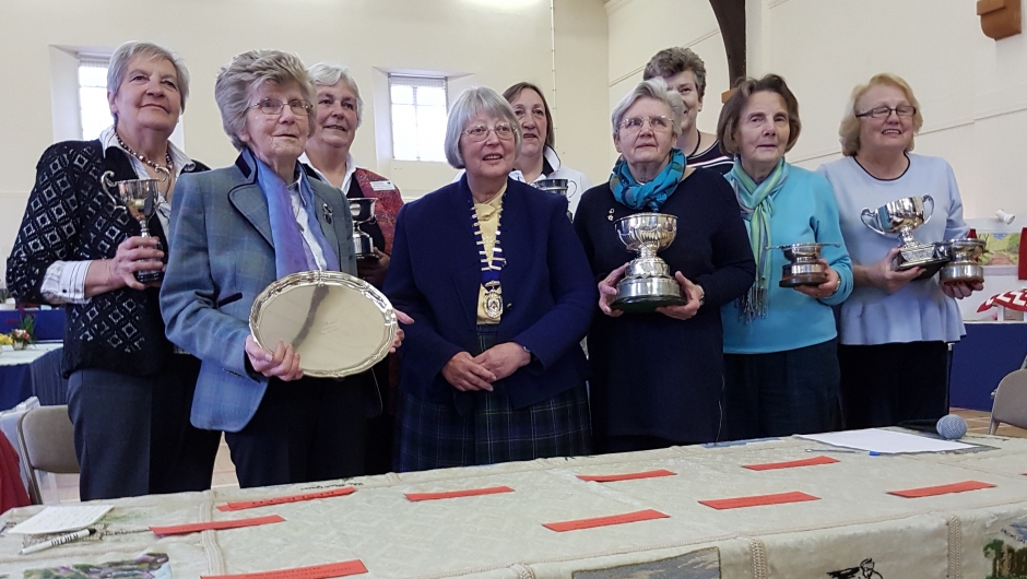 Premiutdeling i Peeblesshire: Trofeer deles ut til vinnerne fra de ulike lokallagene. Nummer fire fra høyre er styreleder i The Scottish Women Institute Mrs. Christine Hutton. Premiutdeling i Peeblesshire: Trofeer deles ut til vinnerne fra de ulike lokallagene. Nummer fire fra høyre er styreleder i The Scottish Women Institute Mrs. Christine Hutton.