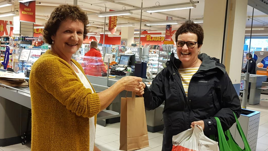 Liv Spilde i Bjørgum bygdekvinnelag deler ut byggposer til blide forbipasserende Liv Spilde i Bjørgum bygdekvinnelag deler ut byggposer til blide forbipasserende