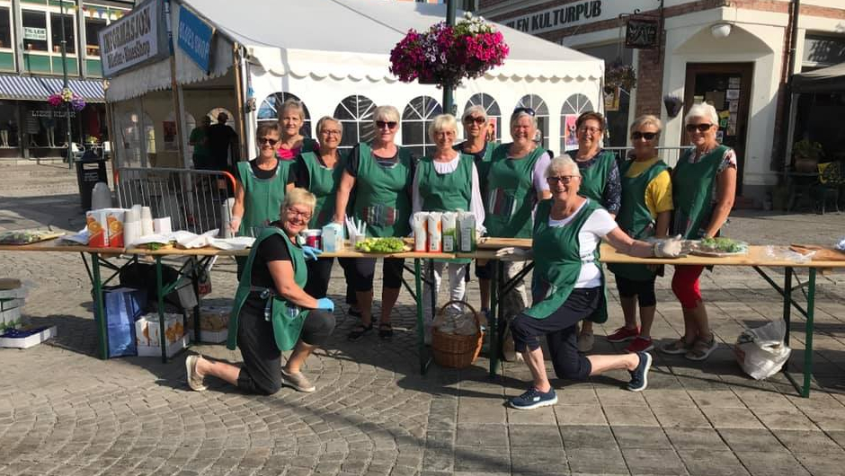 Heddal Bygdekvinnelag serverte frokost under Bluesfestivalen på Notodden i sommer. Foto: Heddal Bygdekvinnelag. Heddal Bygdekvinnelag serverte frokost under Bluesfestivalen på Notodden i sommer. Foto: Heddal Bygdekvinnelag.