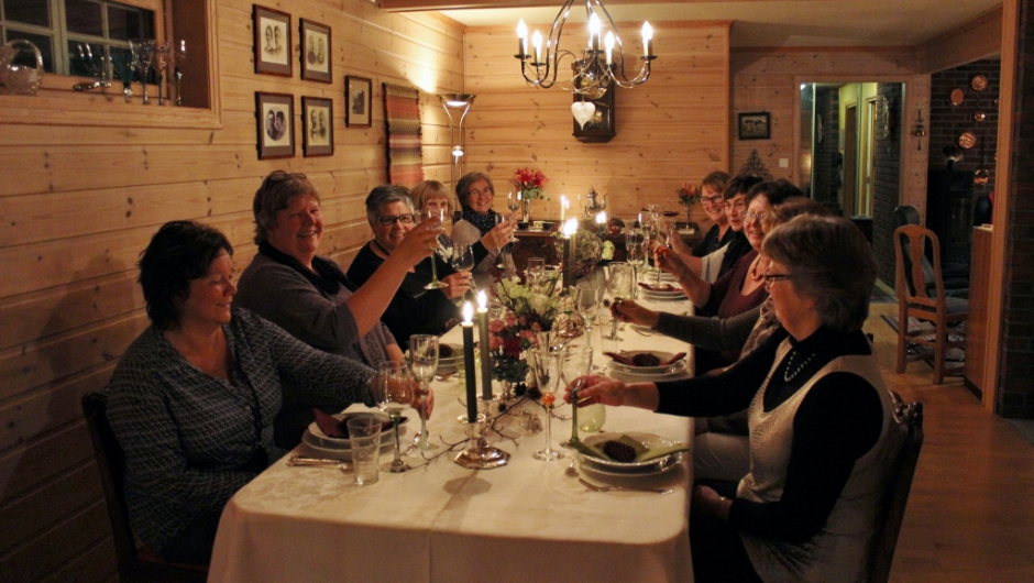 Medlemmene i Vivestad Bygdekvinnelag gleder seg over borddekkingen til neste utgave av Bygdekvinner. Foto: Anne Ka Munkejord.