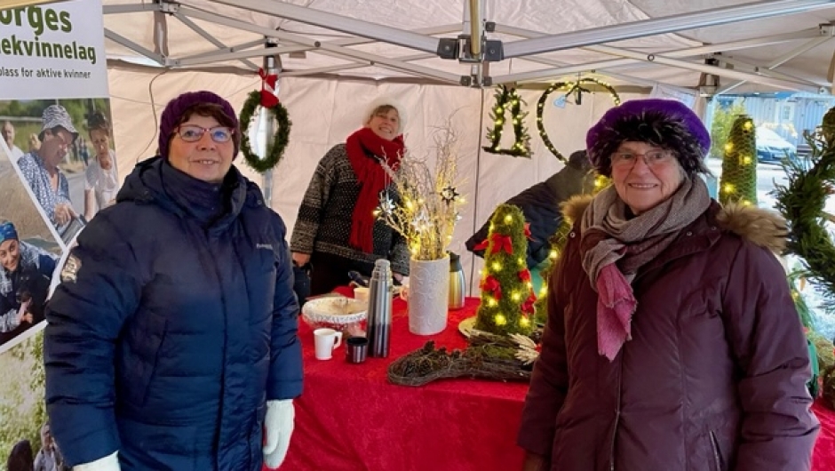 Brandval Bygdekvinnelag solgte julekaker som medlemmene hadde laget. Foto: Brandval Bygdekvinnelag. Brandval Bygdekvinnelag solgte julekaker som medlemmene hadde laget. Foto: Brandval Bygdekvinnelag.