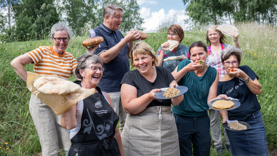En sliten, men fornøyd test- og matlagingsgjeng feirer at bygglaben er gjennomført og at vi har lært mye om hvilke byggsorter som passer til forskjellige typer mat. Foran fra v. Anne Mari Amlien, Helle Cecilie Berger, Ingrid Gardseth, Jorun Henriksen. Bak fra v. Cesilie Aurbakken, Einar Risvik, Marie Skjellerud og Ingebjørg Dybdal. Foto: Øyvind Strand Endal. En sliten, men fornøyd test- og matlagingsgjeng feirer at bygglaben er gjennomført og at vi har lært mye om hvilke byggsorter som passer til forskjellige typer mat. Foran fra v. Anne Mari Amlien, Helle Cecilie Berger, Ingrid Gardseth, Jorun Henriksen. Bak fra v. Cesilie Aurbakken, Einar Risvik, Marie Skjellerud og Ingebjørg Dybdal. Foto: Øyvind Strand Endal.