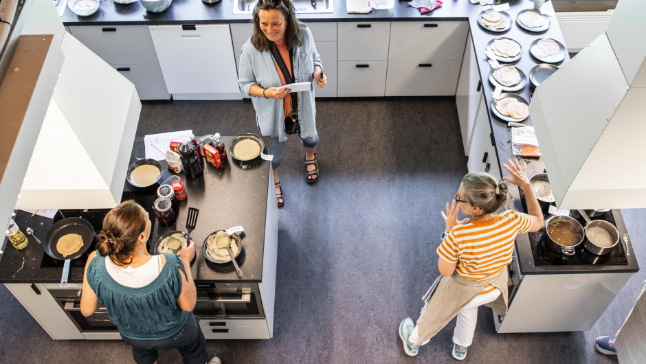 Ingrid Gardseth (til v.) og Cesilie Aurbakken lager matretter med bygg, mens de blir intervjuet av Nationens Siri Juell Rasmussen. Foto: Øyvind Strand Endal. Ingrid Gardseth (til v.) og Cesilie Aurbakken lager matretter med bygg, mens de blir intervjuet av Nationens Siri Juell Rasmussen. Foto: Øyvind Strand Endal.