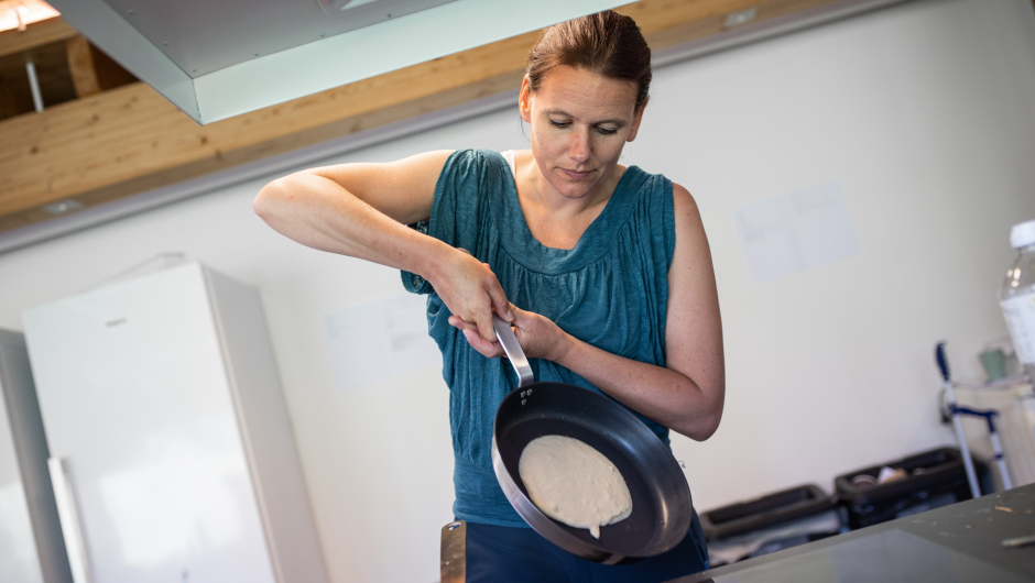 Ingrid Gardseth fra Dyrk mølle i gang med å teste ut ulike sorter byggmel i pannekaker. Foto: Øyvind Strand Endal. Ingrid Gardseth fra Dyrk mølle i gang med å teste ut ulike sorter byggmel i pannekaker. Foto: Øyvind Strand Endal.