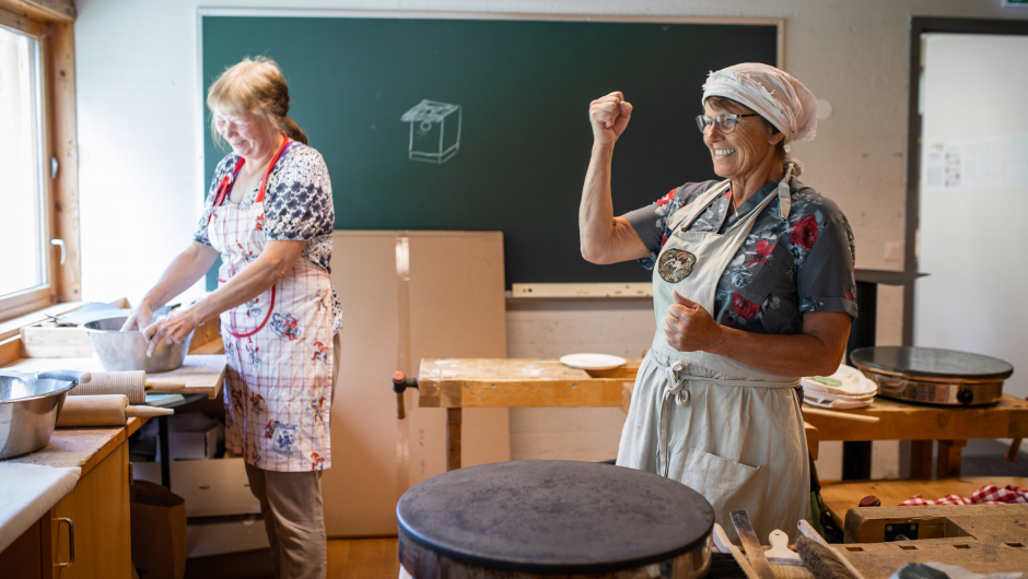 Bygdekvinnelagets Ingebjørg Dybdal (fra venstre) og Marie Skjellerud sto for baking og testing av potetlomper og flatbrød. Foto: Øyvind Strand Endal. Bygdekvinnelagets Ingebjørg Dybdal (fra venstre) og Marie Skjellerud sto for baking og testing av potetlomper og flatbrød. Foto: Øyvind Strand Endal.