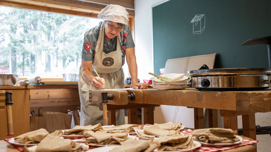 Marie Skjellerud bedømmer hvordan byggsortene fungerte i potetlomper og flatbrød. Foto: Øyvind Strand Endal. Marie Skjellerud bedømmer hvordan byggsortene fungerte i potetlomper og flatbrød. Foto: Øyvind Strand Endal.