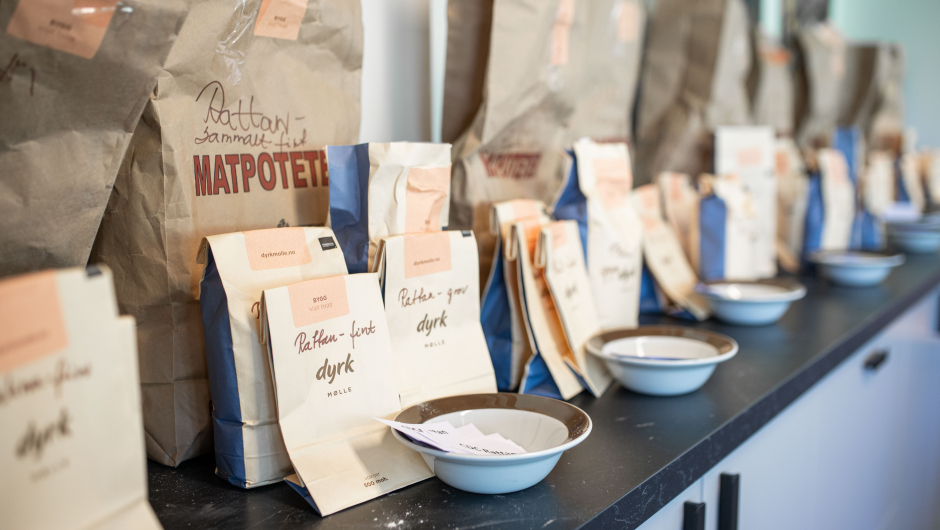 Byggmel, fra grovt til fint, samt byggryn, står klare til å bli testet ut i åtte forskjellige matretter. Foto: Øyvind Strand Endal. Byggmel, fra grovt til fint, samt byggryn, står klare til å bli testet ut i åtte forskjellige matretter. Foto: Øyvind Strand Endal.