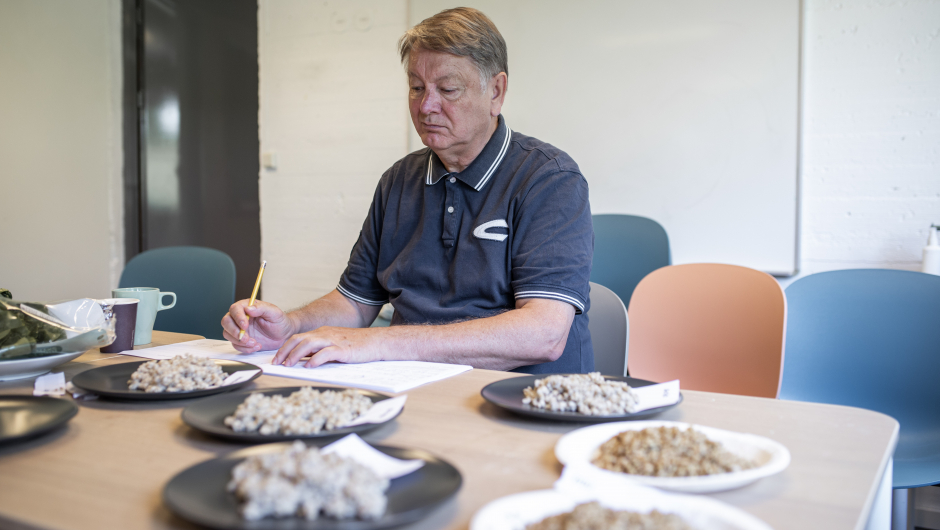 Einar Risvik, seniorforsker i matforskningsinstituttet NOFIMA, ga viktige innspill på valg av matretter og hvordan vi skulle evaluere byggsortenes egenskaper. Foto: Øyvind Strand Endal. Einar Risvik, seniorforsker i matforskningsinstituttet NOFIMA, ga viktige innspill på valg av matretter og hvordan vi skulle evaluere byggsortenes egenskaper. Foto: Øyvind Strand Endal.