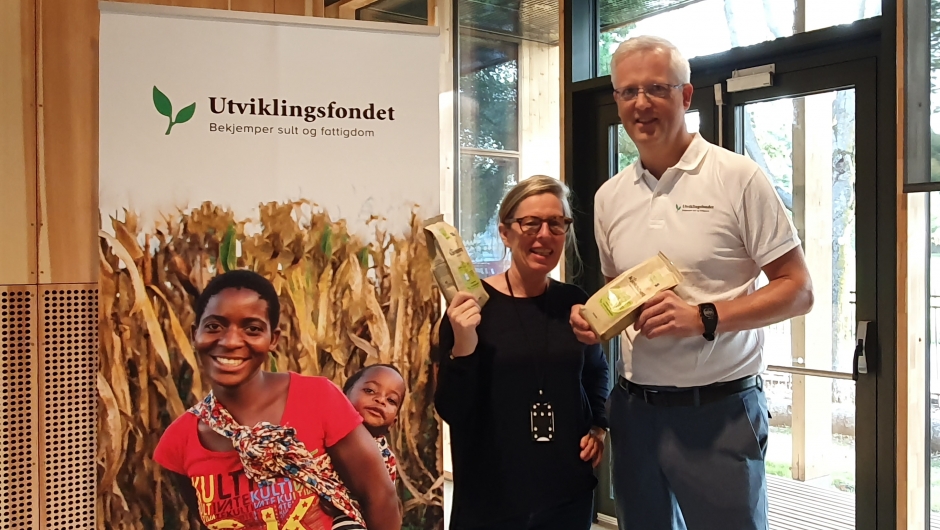 Jan Thomas Odegard, daglig leder i Utviklingsfondet og Cesilie Aurbakken, generalsekretær i Norges Bygdekvinnelag. Kaffe fra lokale bønder i Gutatemala. Kan nå kjøpes på Rema 1000.Foto. Norges Bygdekvinnelag.