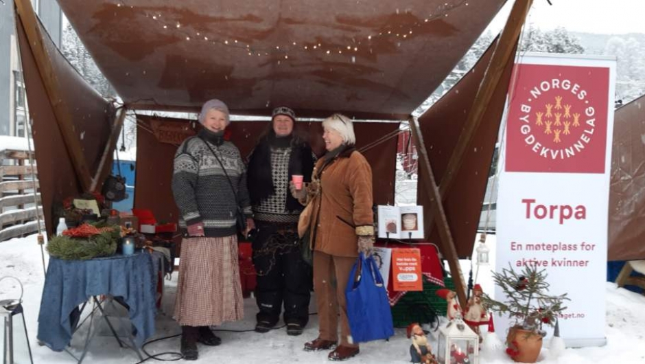 Hvert år under julemarkedet på Dokka, har Torpa Bygdekvinnelag og Nordre Land Bygdekvinnelag felles stand. Foto: Nordre Land Bygdekvinnelag. Hvert år under julemarkedet på Dokka, har Torpa Bygdekvinnelag og Nordre Land Bygdekvinnelag felles stand. Foto: Nordre Land Bygdekvinnelag.