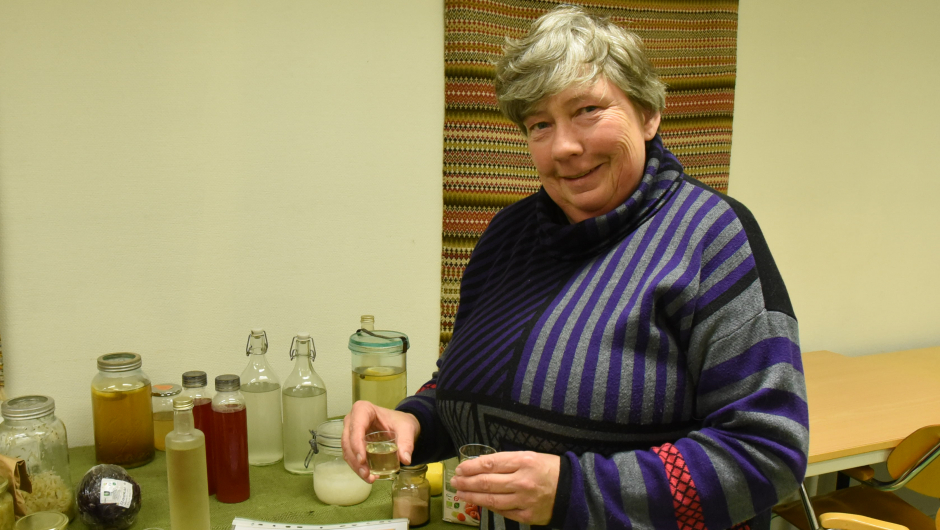 Åse Kristine Guthus i Hillestad Bygdekvinnelag serverer de fermenterte drikkene vannkefir og kombucha. Oppskriftene finner du i Bygdekvinner. Foto: Helle Cecilie Berger. Åse Kristine Guthus i Hillestad Bygdekvinnelag serverer de fermenterte drikkene vannkefir og kombucha. Oppskriftene finner du i Bygdekvinner. Foto: Helle Cecilie Berger.
