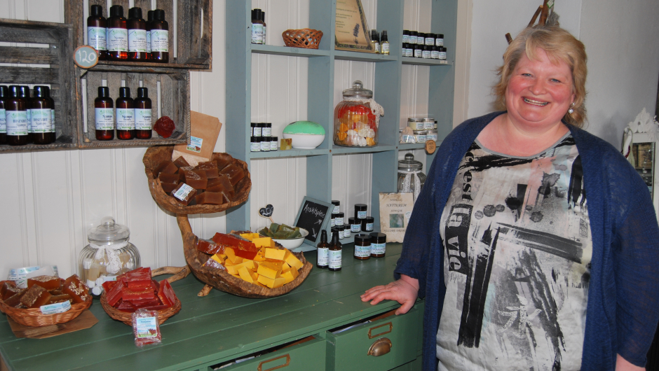 Sissel Berge i "Landlig Velvære" var en av mange spennende gründere Bygdekvinnelagene i Selbu og Rissa kunne presentere i løpet av sine gründerdager. Foto: Marna Ramsøy.