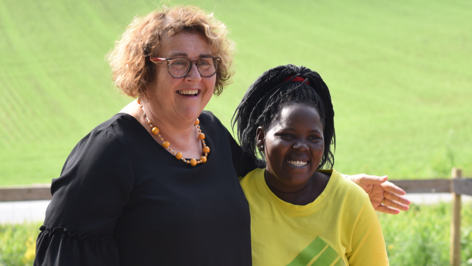 Møtes på Bæta'n: Olaug fra Norge og Angelica fra Rwanda. Foto: Helle Cecilie Berger. Olaug fra Norge og Angelica fra Rwanda. Foto: Helle Cecilie Berger.