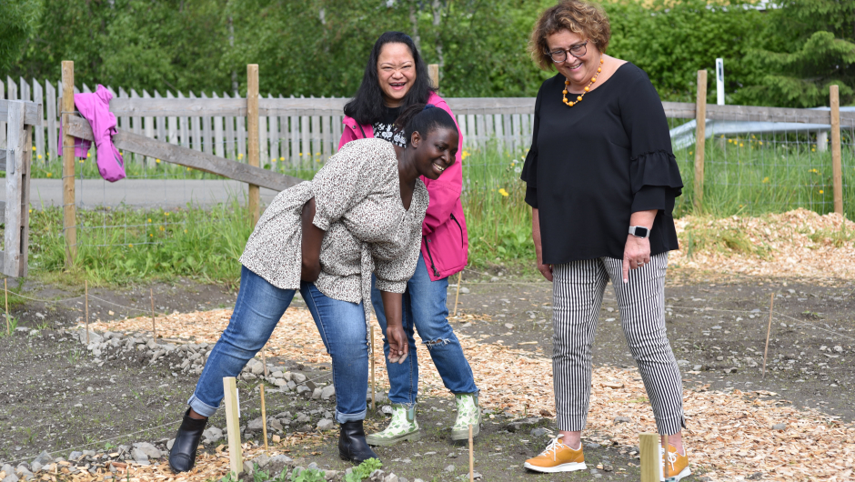 Dina fra Kongo viser statsråden parsellen sin. Foto: Helle Cecilie Berger. Dina fra Kongo viser statsråden parsellen sin. Foto: Helle Cecilie Berger.