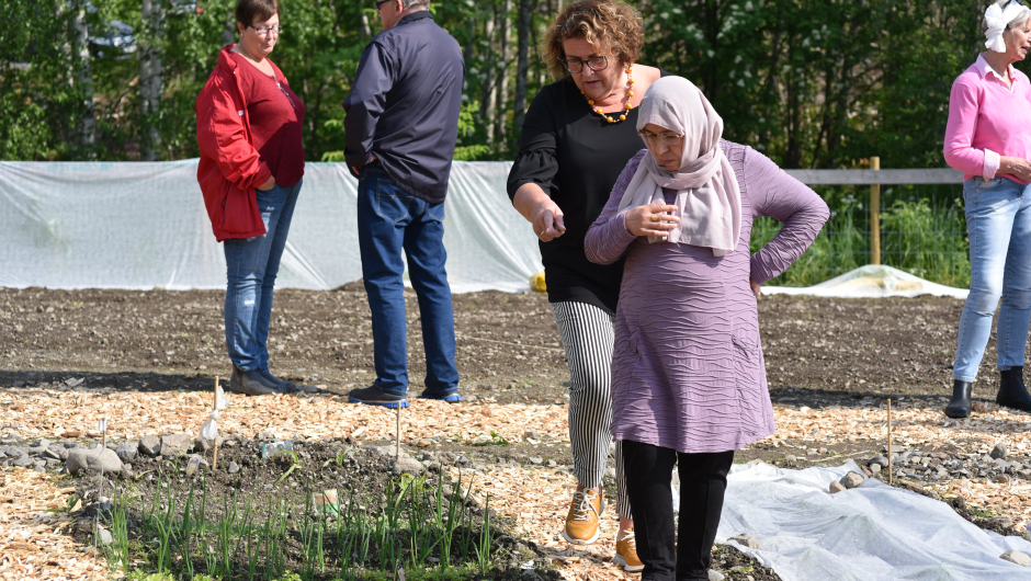 Neima Adel fra Syria viser fram sin parsell. Foto: Helle Cecilie Berger. Neima Adel fra Syria viser fram sin parsell. Foto: Helle Cecilie Berger.