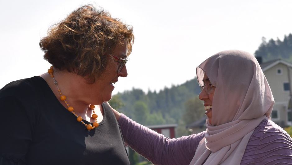 Olaug og Neima Adel hadde en god prat på Bæta'n. Foto: Helle Cecilie Berger. Olaug og Neima Adel hadde en god prat på Bæta'n. Foto: Helle Cecilie Berger.