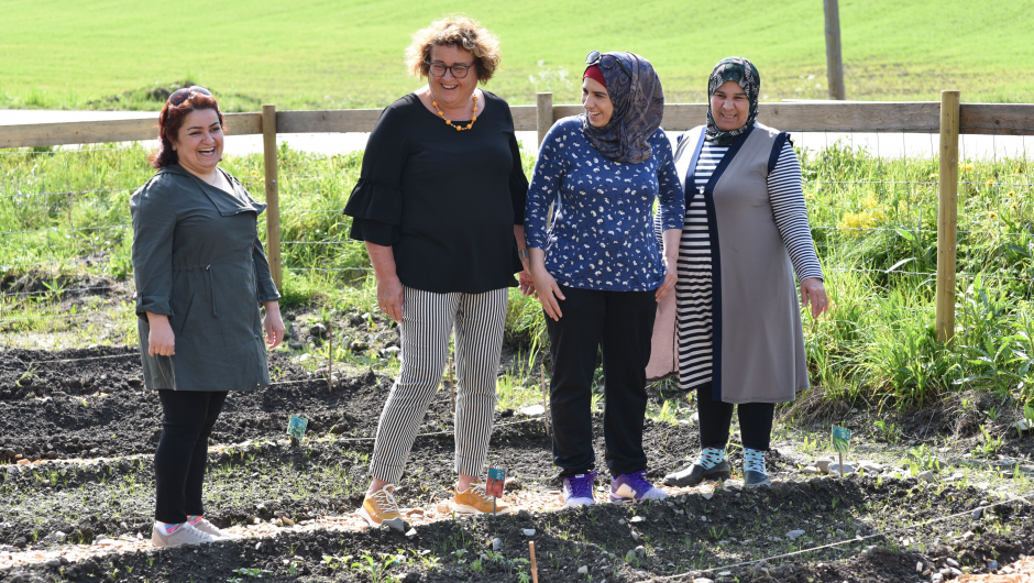 Nabila forteller om sin parsell. Foto: Helle Cecilie Berger. Nabila forteller om sin parsell. Foto: Helle Cecilie Berger.