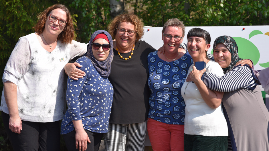 Ellen Krageberg møter deltagere i KvinnerUT som gjennomføres i regi av Ringsaker Bygdekvinnelag, sammen med Mat- og Landbruksminister Olaug Bollestad. Foto: Helle Cecilie Berger. Ellen Krageberg møter deltagere i KvinnerUT som gjennomføres i regi av Ringsaker Bygdekvinnelag, sammen med Mat- og Landbruksminister Olaug Bollestad. Foto: Helle Cecilie Berger.