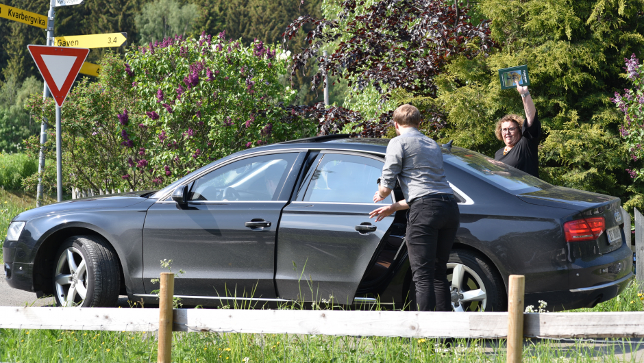- Jeg skulle gjerne vært med og lukt, sa en ivrig Olaug Bollestad. Men så har statsråder tette timeplaner og hun måtte dra videre. Foto: Helle Cecilie Berger. - Jeg skulle gjerne vært med og lukt, sa en ivrig Olaug Bollestad. Men så har statsråder tette timeplaner og hun måtte dra videre. Foto: Helle Cecilie Berger.