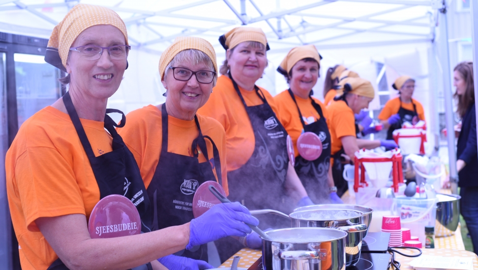 Vi gratulerer årets lokallag 2019, Bjørgum Bygdekvinnelag. Medlemmer av Bjørgum serverer mat på Verdens kuleste dag, i regi av Sparebankestiftelsen DNB. Foto: Helle Cecilie Berger.