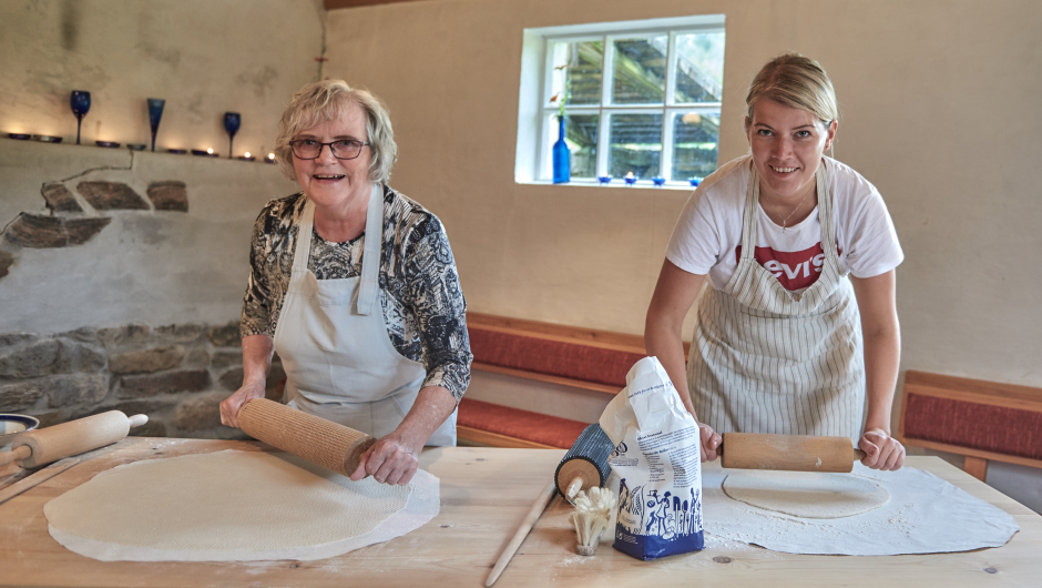 Kari Støfringsdal og Gunn Jorunn Sørum baker lefse i Jølster. Foto: Jon Marius Nilsson