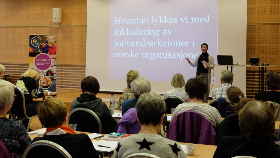 Fra foredraget hvordan kan Norges Bygdekvinnelag arbeide for å inkludere innvandrerkvinner? ved prosjektleder i DNT Havva Cukurkaya. Foto: Cesilie Aurbakken.