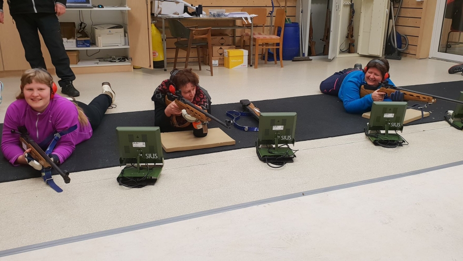 Bygdekvinner i klar oppstilling, forberedt på å skyte. Foto: Eidsbygda Bygdekvinnelag Bygdekvinner i klar oppstilling, forberedt på å skyte. Foto: Eidsbygda Bygdekvinnelag