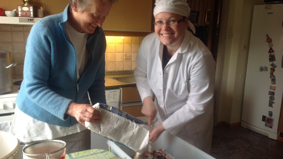 Margith Seland og Anne Rakel Haaland lager deigen til blodpylsene i kjøkkenet til Margith på Seland i Selandsdalen. Foto: Eva Fuglestveit.